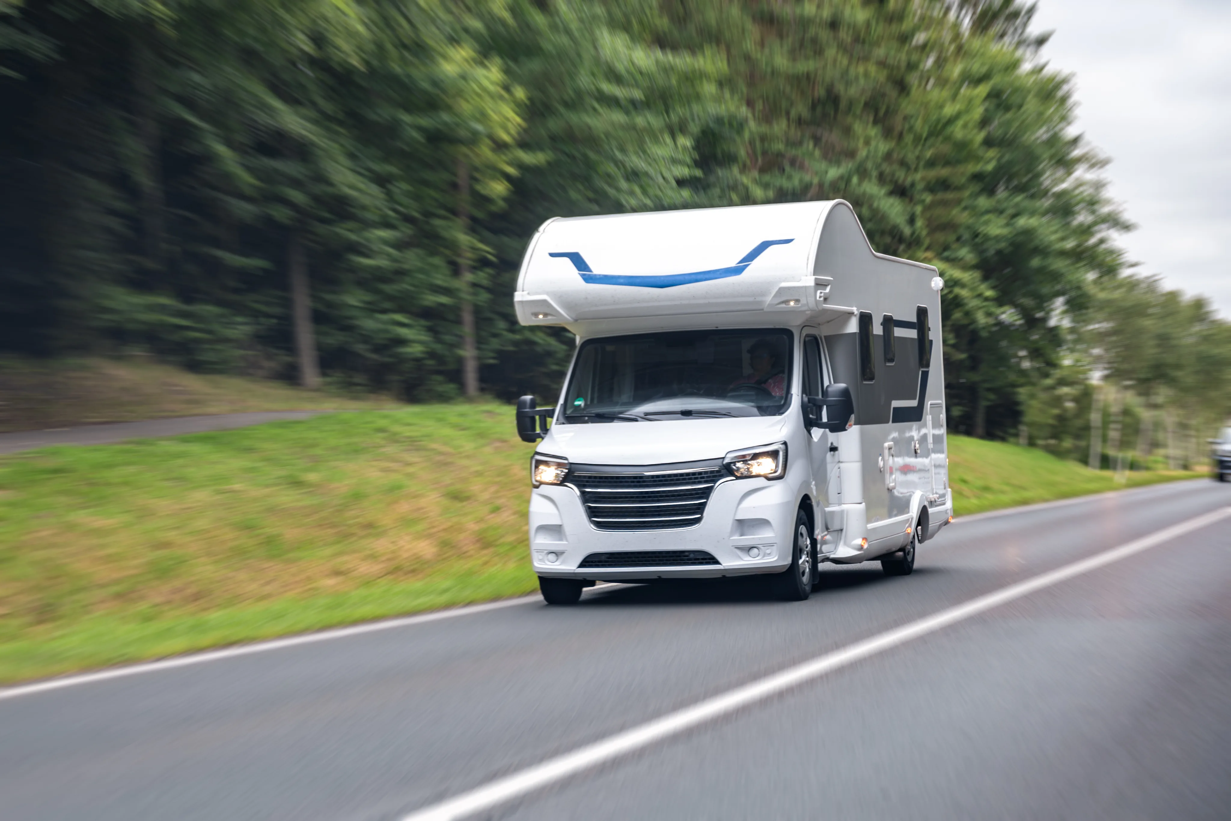 Weißes Wohnmobil zum Kauf bei FAHA Cars & Caravans
